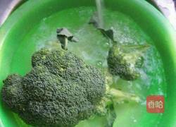 花椰菜炒肉的做法图解1