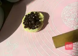 Illustration of how to make honey bean, seaweed and meat floss bread 5