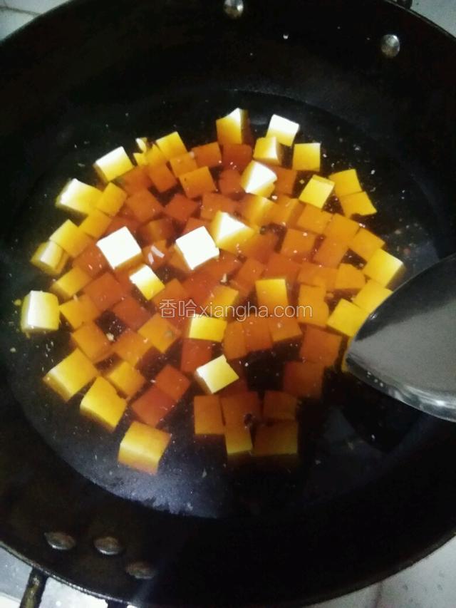 豆腐加老抽，盐过水，煮1分钟，倒出控干水。