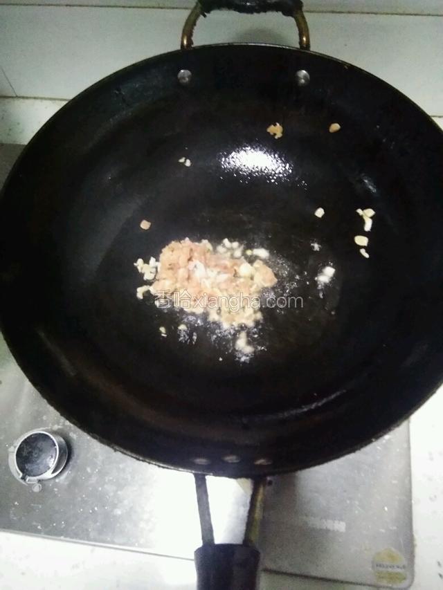 锅里倒油下肉沫，炒至发白。