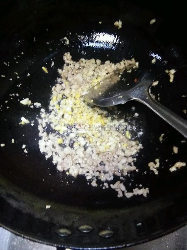 下姜蒜，花椒炒香，