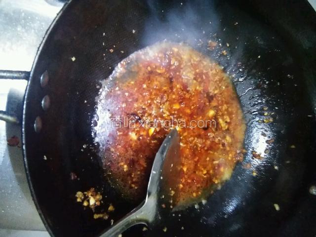 倒入半碗水，刚好和豆腐齐平。