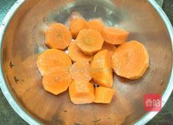 红萝卜虾肉肠的做法图解1