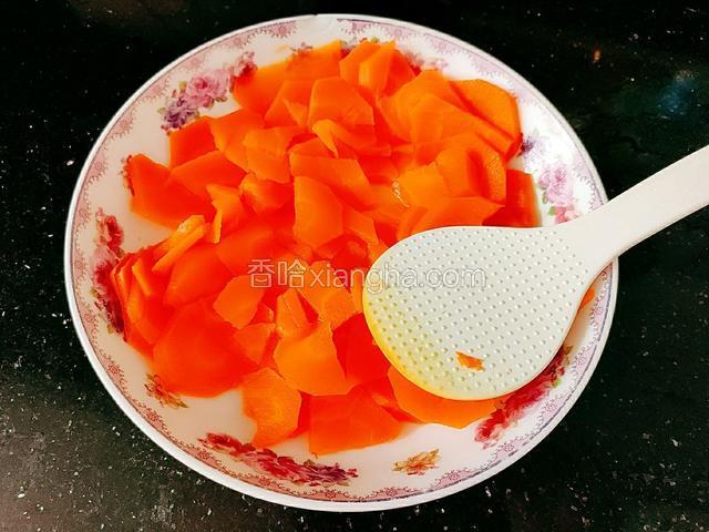 用勺子将胡萝卜碾压碎