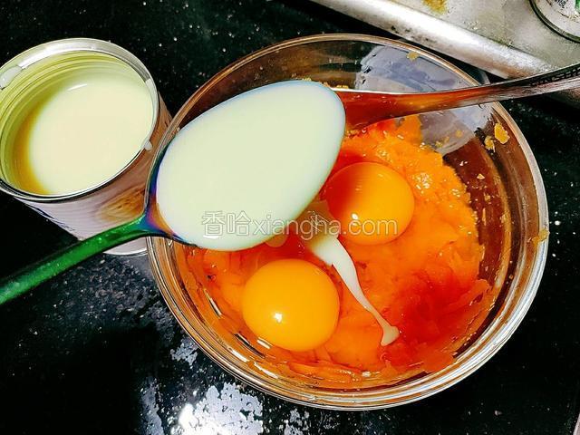 将胡萝卜倒入碗中，打入鸡蛋，加入2克盐，盛入10克炼乳