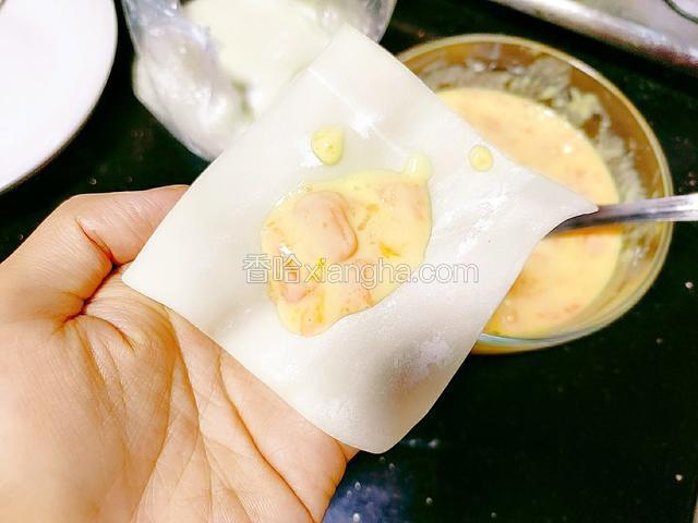 将胡萝卜鸡蛋糊盛入到抄手皮中间