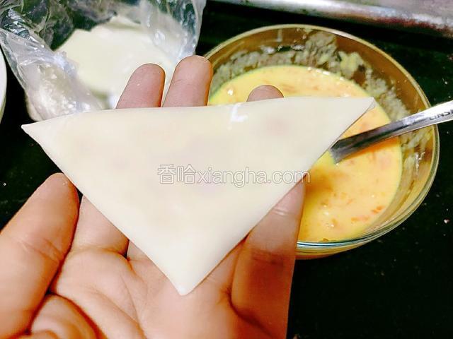 轻轻地折叠成三角形