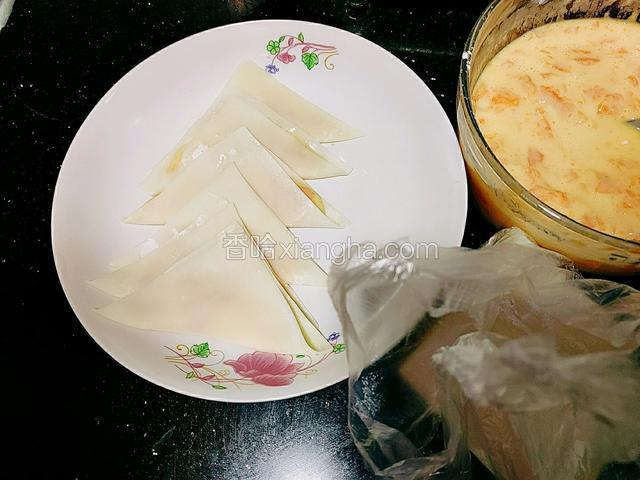 就这样依次折叠成三角形，放入盘中