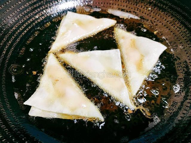 锅中倒入20克植物油，油烧至七分熟后，放入抄手皮