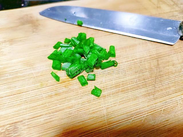 将葱洗净切成小段