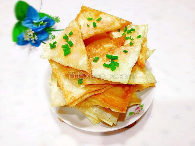 均匀地洒上葱花，增添食物的香与美感