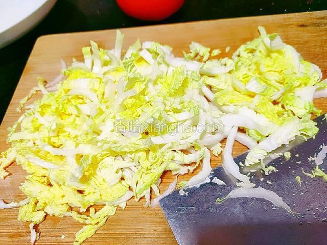 将娃娃菜心一刀一刀竖着切，切成丝状