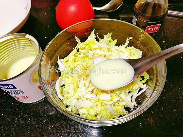 在娃娃菜心中加入10克炼乳、2克盐、4克黑芝麻油