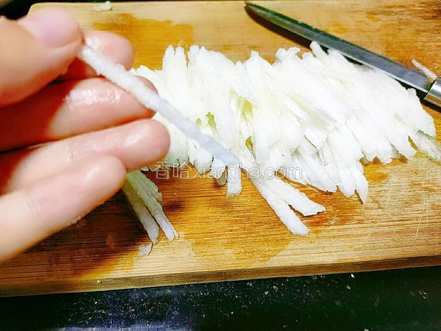 再把梨一刀一刀地切成丝状，如同牙签大小
