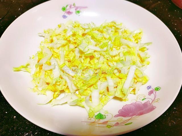 将腌制入味的娃娃菜心放入盘中