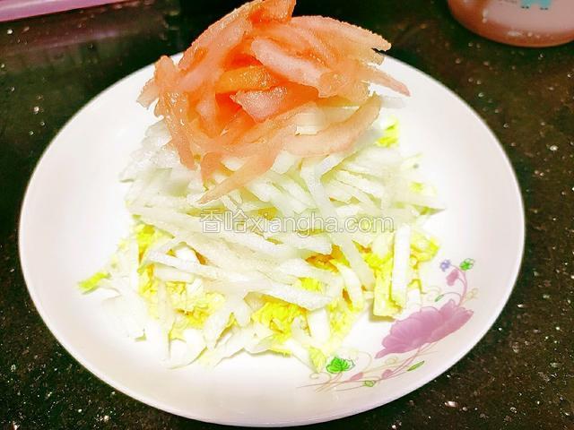 最后夹入番茄丝，层层围入和拼高