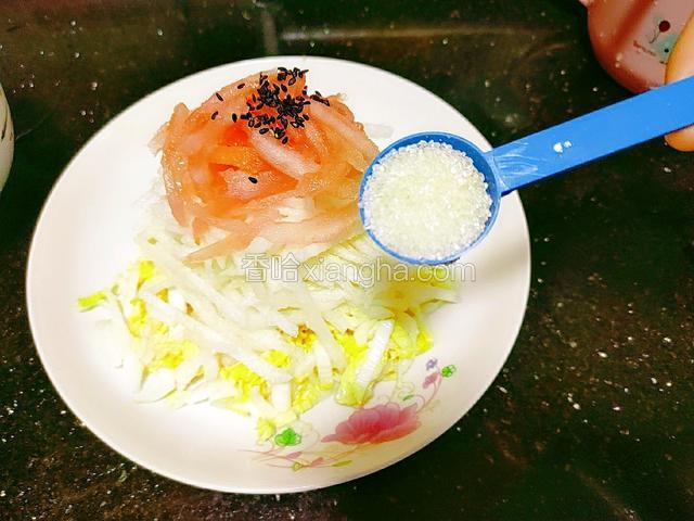 洒入2克熟芝麻和1克白糖