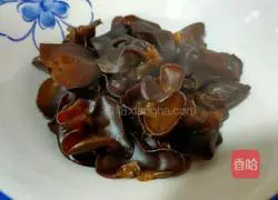 Illustration of how to stir-fry tendons with black fungus 2
