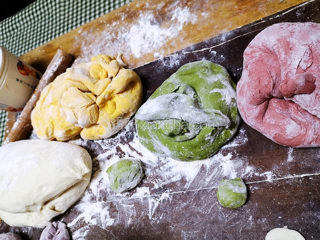 用蔬菜粉混合和成不同颜色的面团。