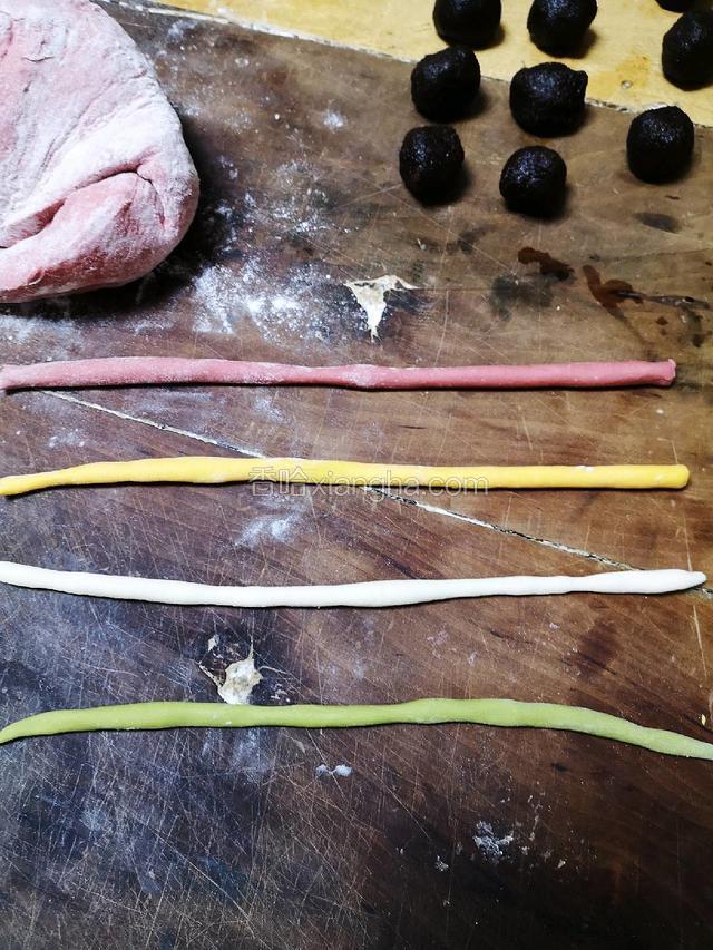 取四种颜色不同的少量面团搓成大小一致的圆条。