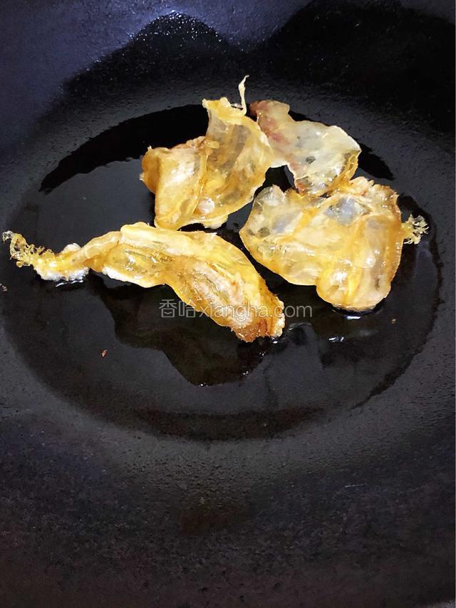 油发鱼胶，起油锅放入鱼胶炸至鼓起来关火