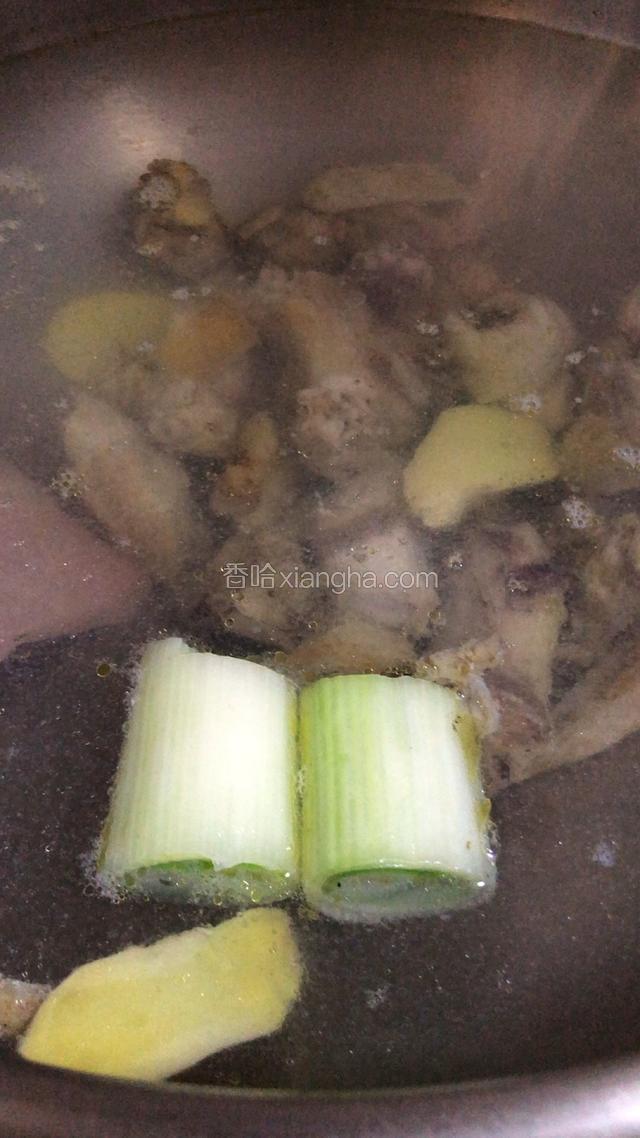 起锅，水开加入断生的土鸡块，火腿，姜片和大葱小火煲2个小时