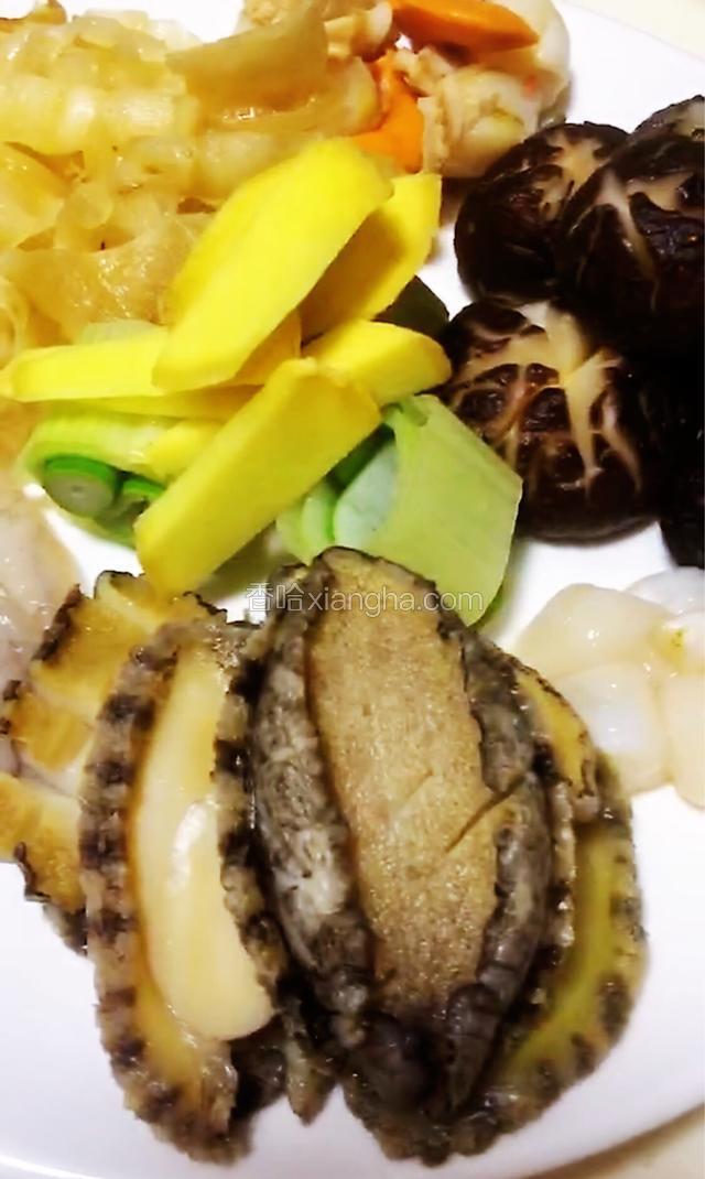鲍鱼去壳去沙肠洗净切花刀，扇贝、干贝去沙肠洗净，虾去壳开背取线，鱼胶切块，花菇背上切花刀，葱切段、姜切片备用