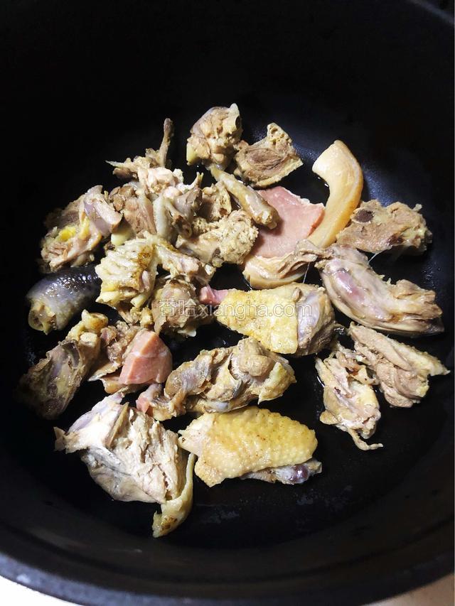 取汤锅，锅底放入煲好的鸡肉和火腿