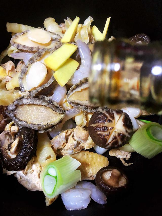 加入鲍鱼、虾、贝、香菇、鱼胶、姜片、大葱，淋入花雕