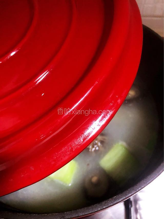 盖好盖子大火煮开，小火两个小时，最后调入盐和鸡精即可