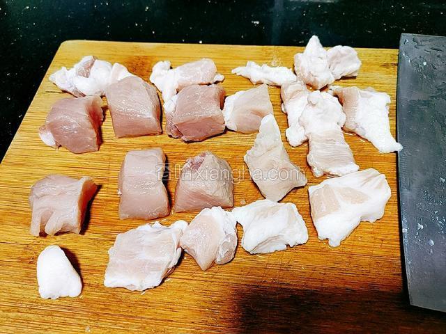 把猪肉清洗干净，切成块状