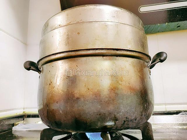 蒸锅中倒入五分之一位置的水量，水开后，调成小火，蒸二十分钟