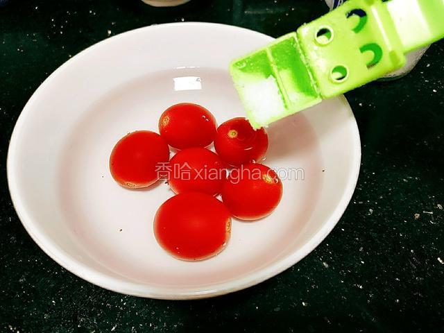 将圣女果放入水中，加入少许盐，泡五分钟
