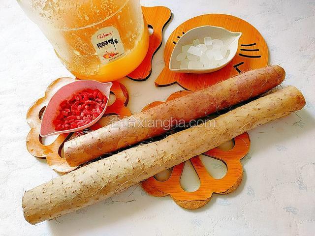 准备好食材:山药、冰糖、枸杞、蜂蜜