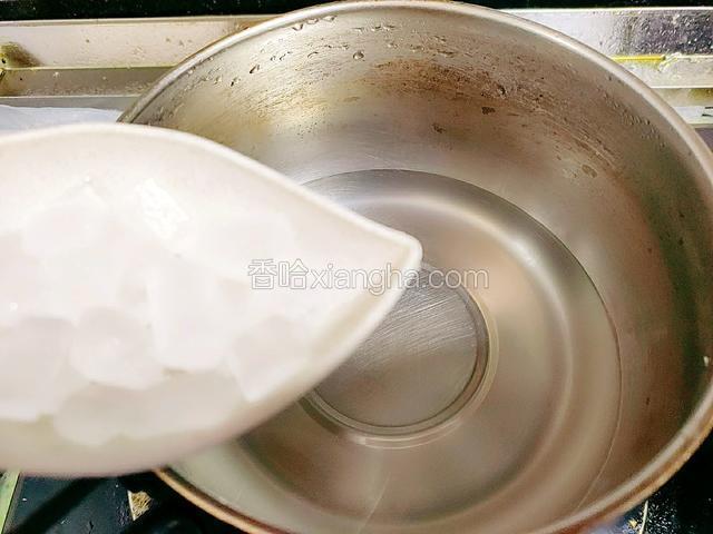 锅中倒入100毫升温水，放入10克冰糖