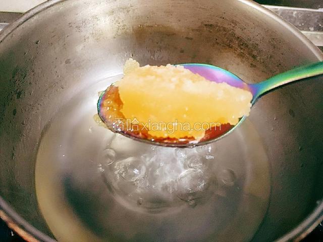 待冰糖融化，调成小火煮10分钟后，加入8克蜂蜜
