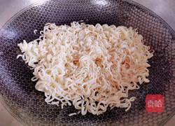 香肠鸡蛋炒面的做法图解10
