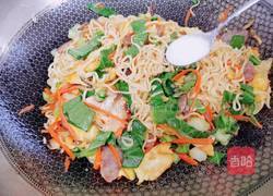 香肠鸡蛋炒面的做法图解13