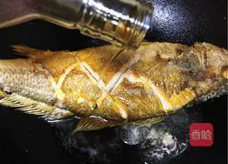 Illustration of making pickled cabbage, bamboo shoots and dried yellow croaker soup 5