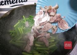 蒜苔炒熟肉的做法图解7