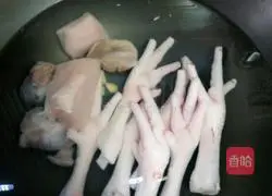 Illustration of how to make eyebrow bean, peanut, chicken feet and river clam soup 3