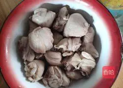 Illustration of how to cook chicken legs stewed with potatoes 1