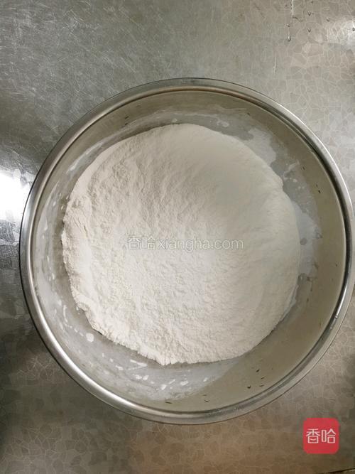 准备面粉500克，鸡蛋一个，盐5克，再加温水和成光滑的面团。