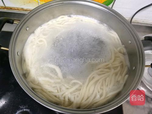 将醒好的面条，拉成自己喜欢的粗细，锅开后，下锅煮熟。