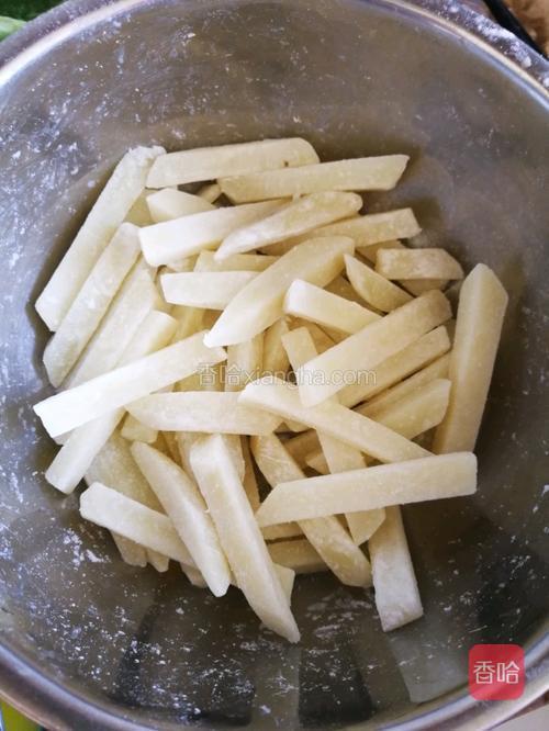 留了大约2个拳头大土豆的量，撒上玉米淀粉，1勺（20克）颠匀即可。