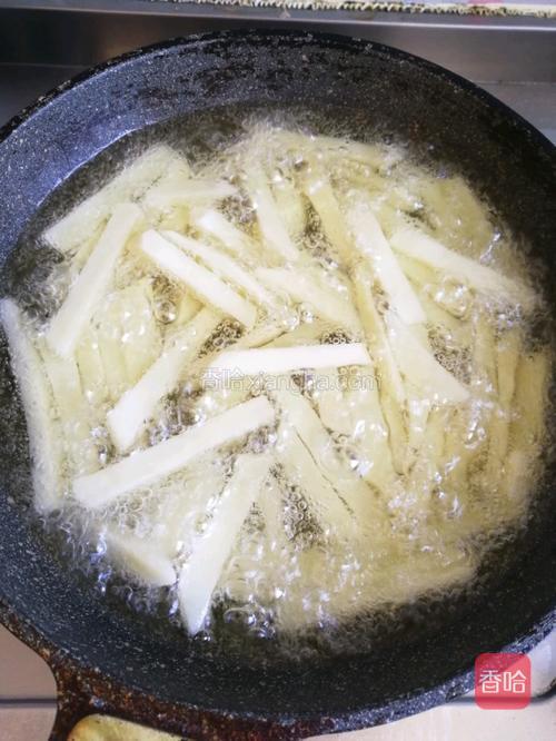 油开，放入土豆条，中火开炸。大约5分钟，微微发黄，捞出，加一点细盐进去，垫一垫，控下油。给孩子吃，没有选择复炸，一次炸好就可以。