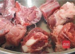 排骨炖豆角的做法图解1
