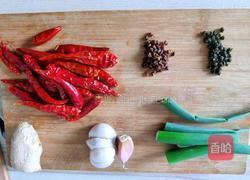 爆爽辣子鸡丁的做法图解2