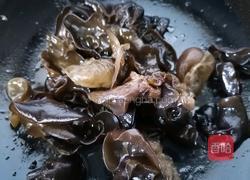 胡萝卜炒木耳的做法图解7
