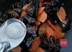 胡萝卜炒木耳的做法图解8